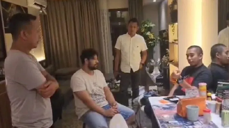 Potret Ammar Zoni Digrebek Saat Tanggal Cantik, Terlihat Lusuh Brewokan Tak Terurus