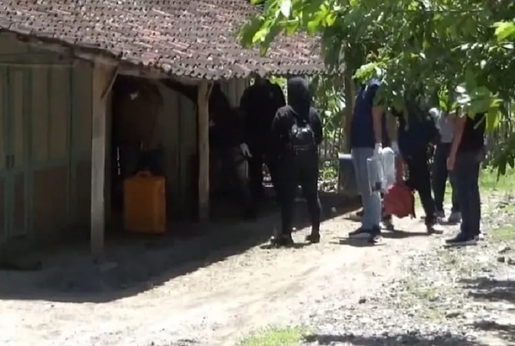 Densus 88 Amankan Terduga Teroris di Ngawi, Warga: Dikenal Jarang Kumpul Dengan Warga