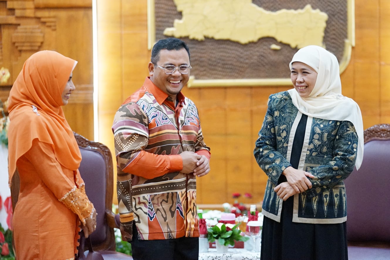 Pertemuan Gubernur Jatim Khofifah Indar Parawansa dengan Chief Minister of Selangor Yang Amat Berhormat Dato'Seri Amirudin Shari di Gedung Negara Grahadi pada Minggu (5/2/2023) malam. Foto: Pemprov Jatim.