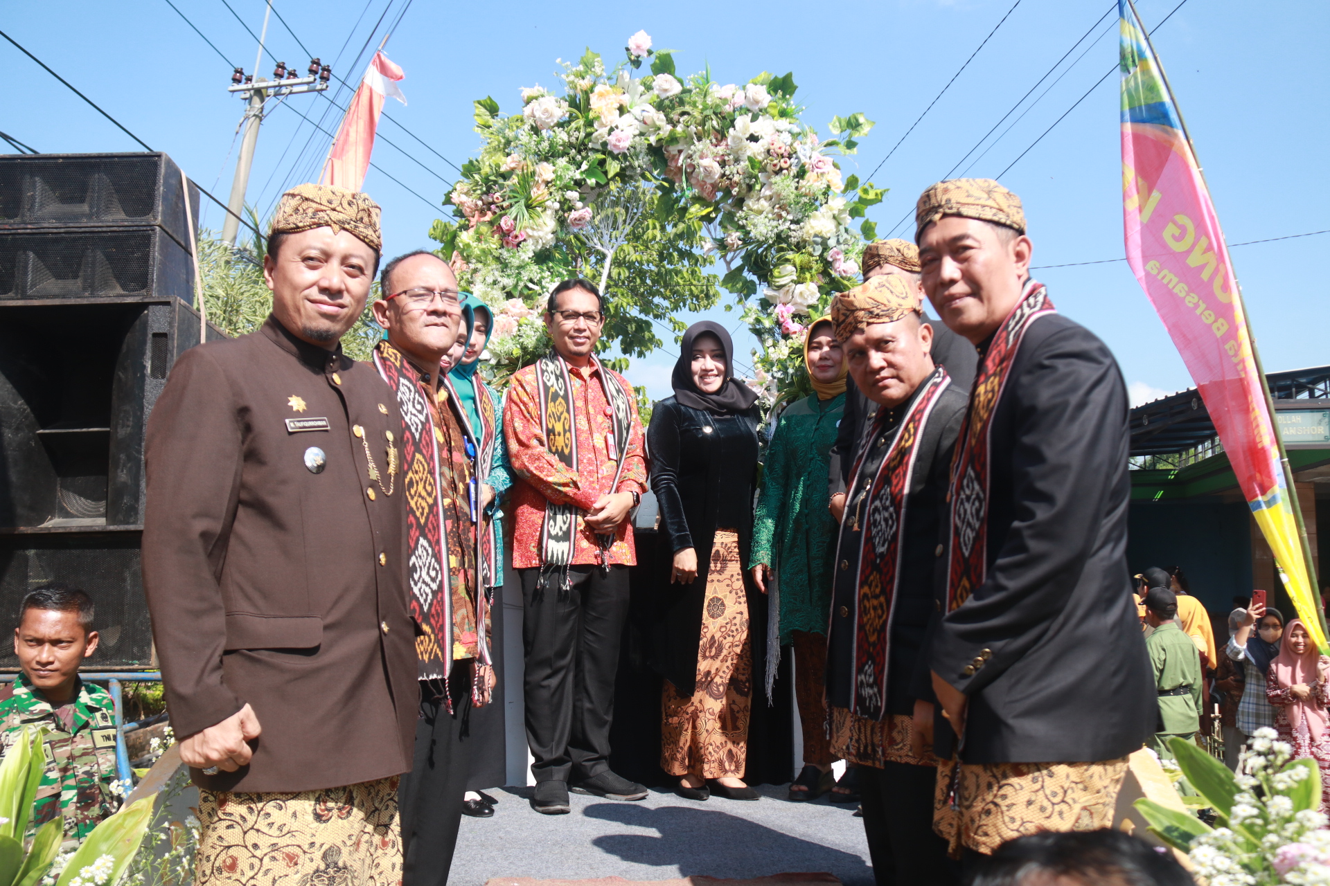 Bupati Ikfina saat menerima tim penila di Desa Cinandang