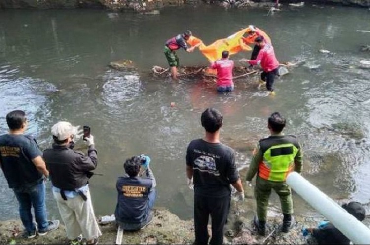 Petugas saat mengevakuasi beberapa potongan kaki di Bengawan Solo, Sukoharjo. SP/ SLO