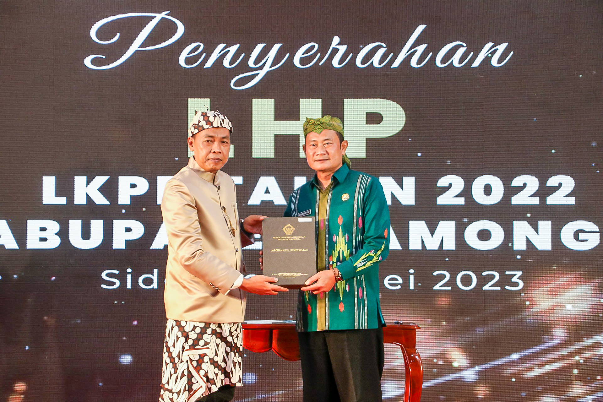 Bupati Yuhronur Efendi saat menerima LHP LKPD tahun 2022 dari BPK Perwakilan Jawa Timur.

FOTO:SP/IST