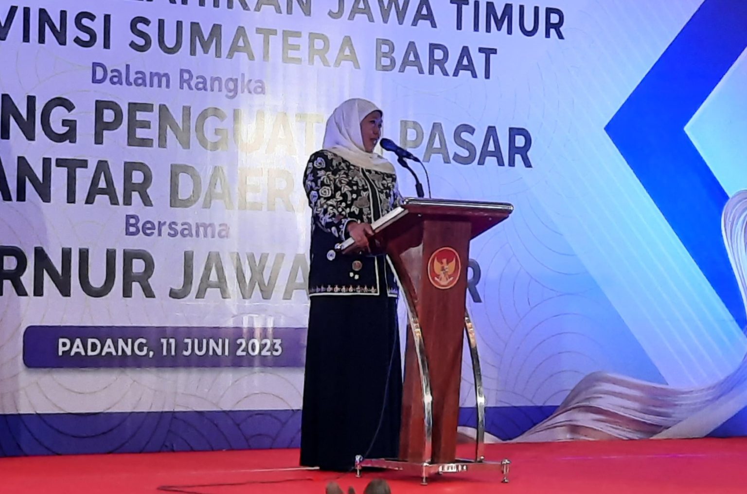 Gubernur Kofifah pada Forum Silaturahmi Masyarakat Sumatera Barat Kelahiran Jawa Timur di Hotel Santika, Padang, Minggu (11/6/2023). Foto:  Pemprov Jatim.