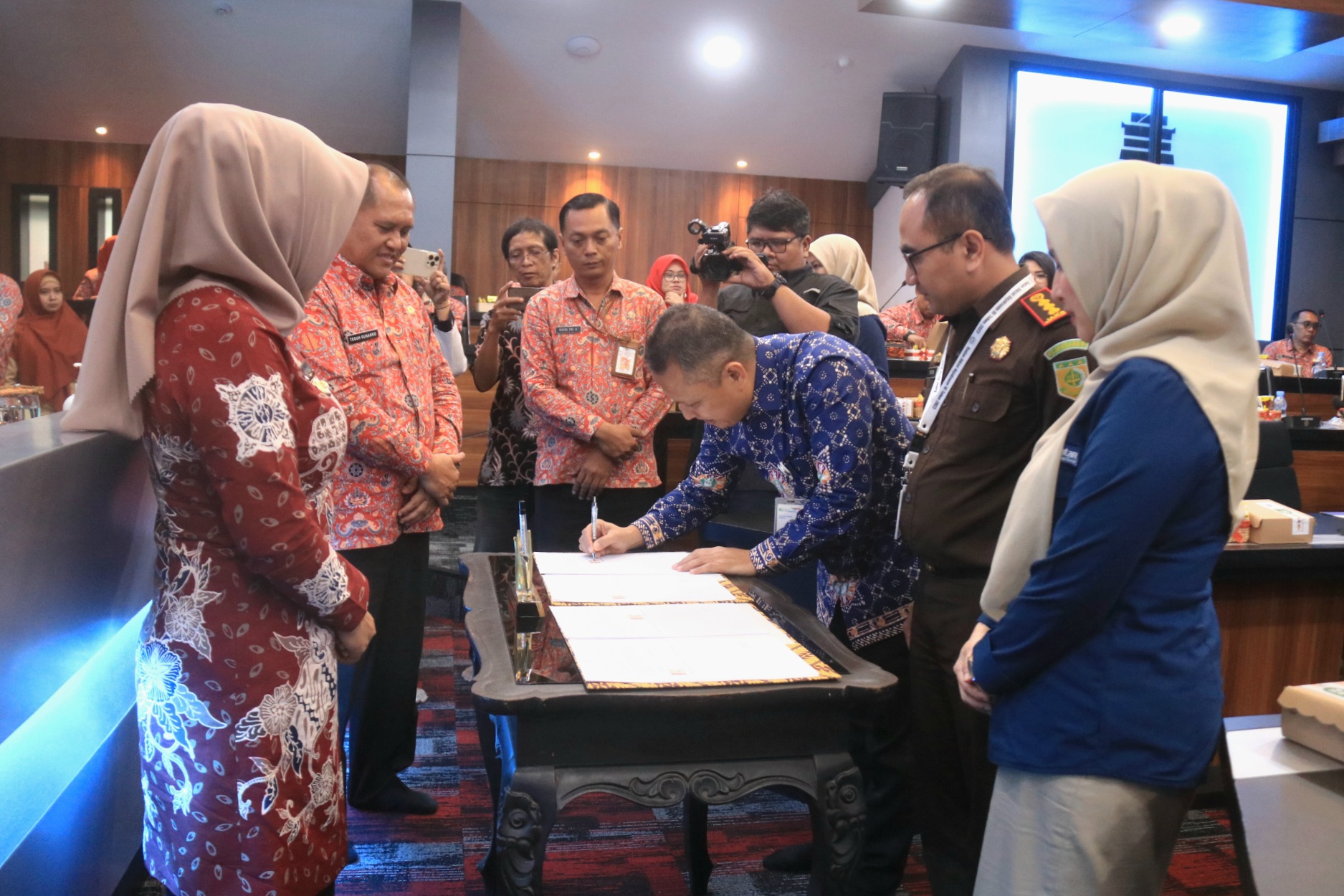 Bupati Ikfina saat menyaksikan MoU Kejari Mojokerto dengan BPJS Ketenagakerjaan dan Kesehatan