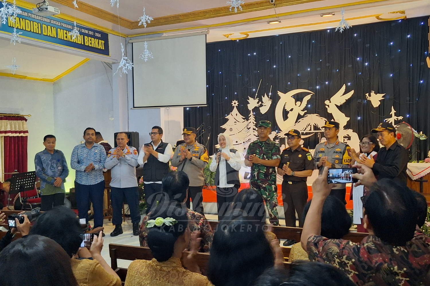 Bupati Mojokerto dan Pj Walikota beserta Forkopimda Mojokerto raya saat meninjau kesiapan gereja dan posya nataru