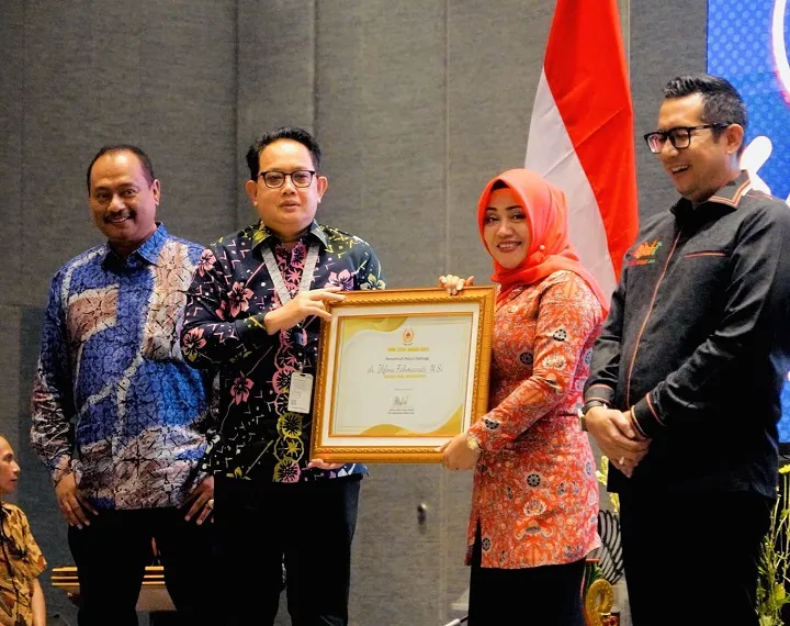 Bupati Ikfina Raih Penghargaan Pemerintah Peduli Olahraga di Ajang KONI Jatim Award 2023