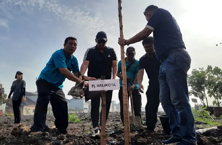 Tanam Tabebuya di Area Kolam Retensi, Pj Wali Kota: Sedekah Oksigen di Hari Sejuta Pohon