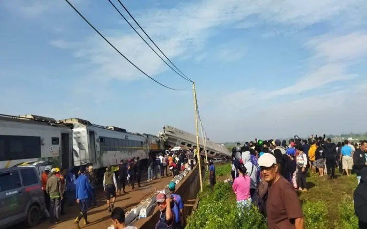 Breaking News: 3 Orang Tewas di Insiden KA Turangga 'Adu Banteng' dengan KA Lokal Bandung Raya Pagi Ini