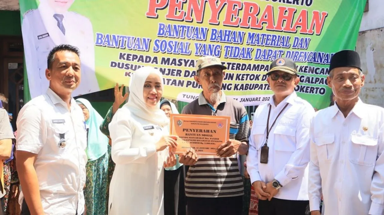 Bupati Ikfina Serahkan Bansos Kepada Korban Puting Beliung di Desa Sampangagung dan Tunggalpager