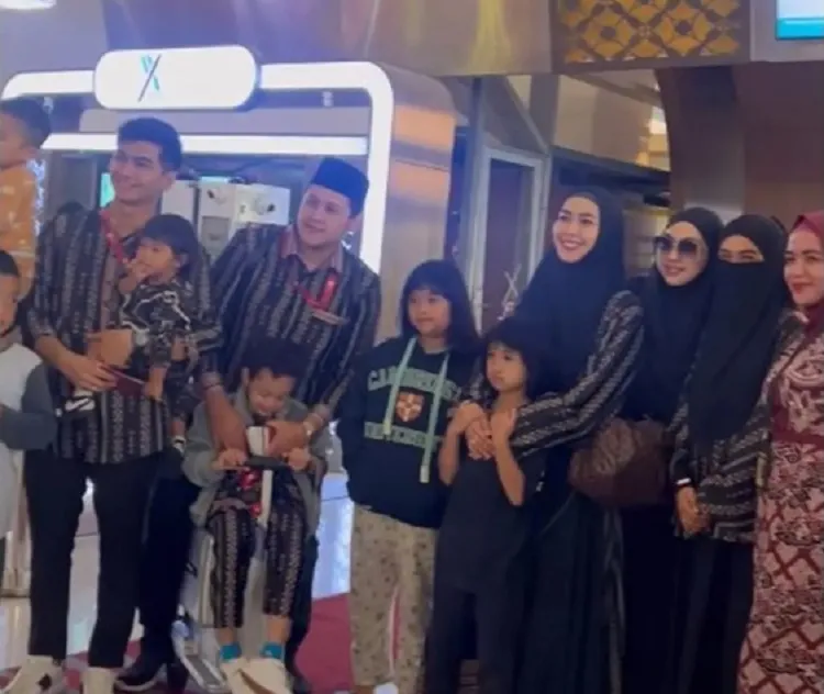 Diisukan Rumah Tangganya Kandas, Ria Ricis dan Teuku Ryan Justru Kompak Umrah Bareng
