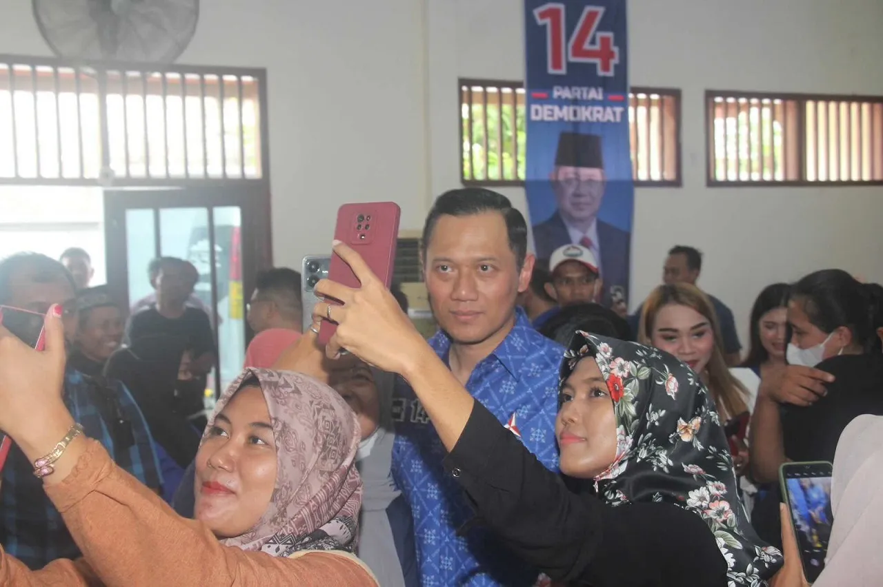 Warga Tuban Antusias Sambut AHY, Doakan Demokrat Menang Pemilu 2024
