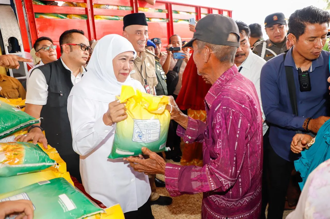 Serahkan Bansos, Khofifah Terus Tekan Kemiskinan Ekstrem Hingga Cegah Pelaku UMKM Terjerat Rentenir