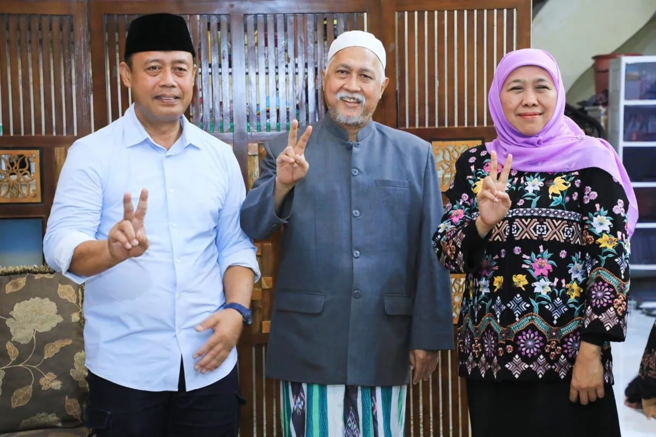 Beredar Gambar Pengasuh Ponpes Sidogiri Salam Dua Jari bersama Khofifah