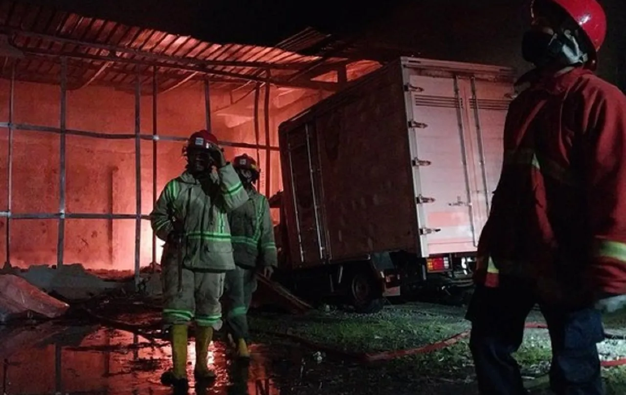 Gudang Plastik di Pakis Malang Terbakar, Petugas Kerahkan 4 Unit PMK