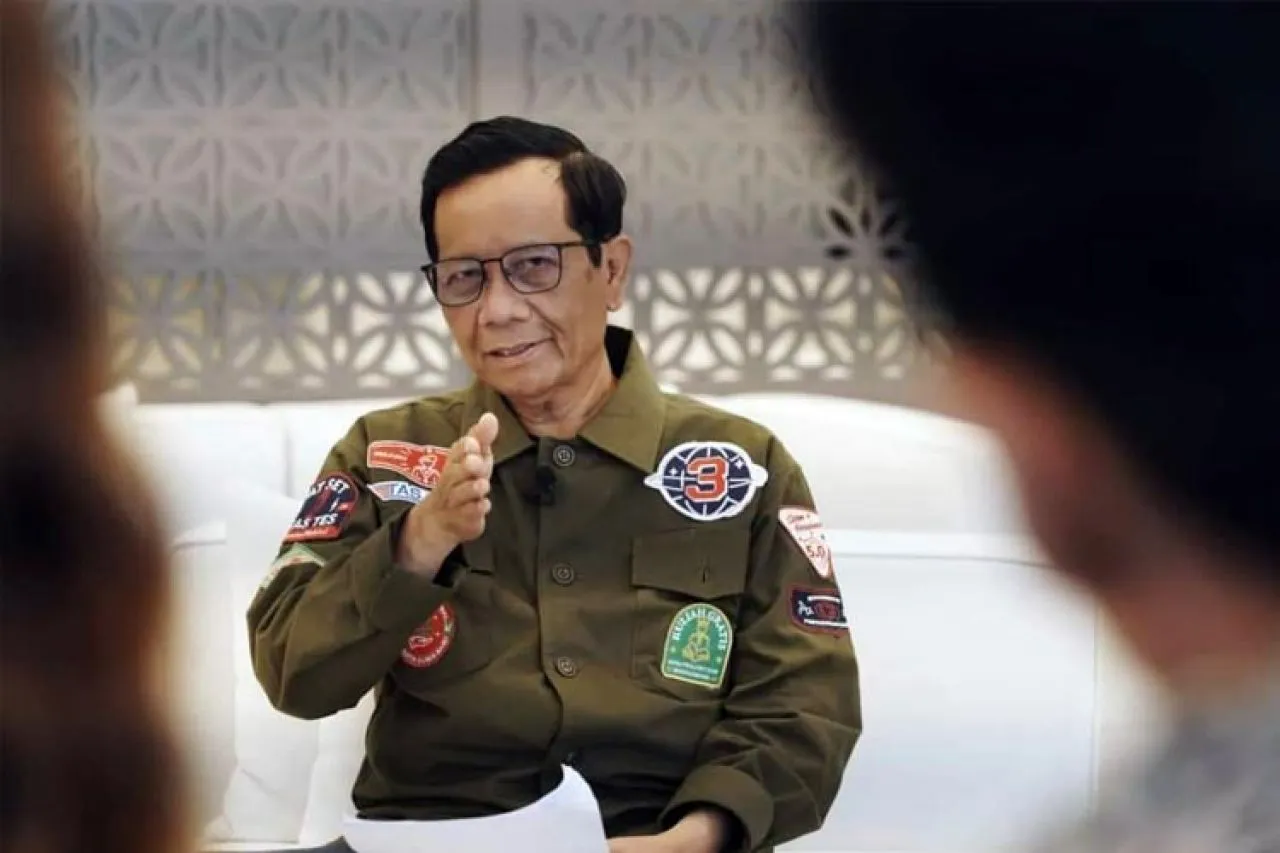 Perpanjang Kekuasaan dengan Rekayasa Hukum