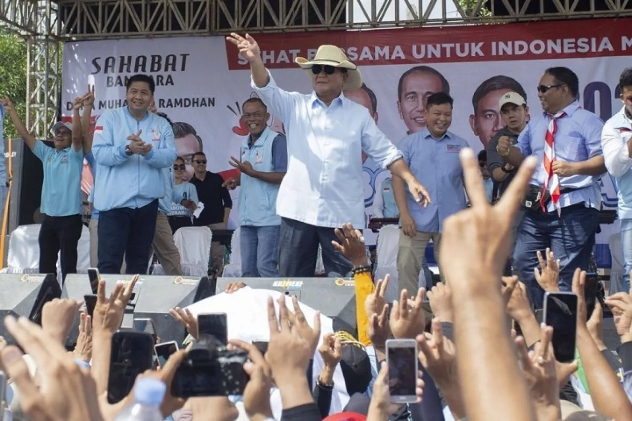 Prabowo Sapa Warga Naik Helikopter