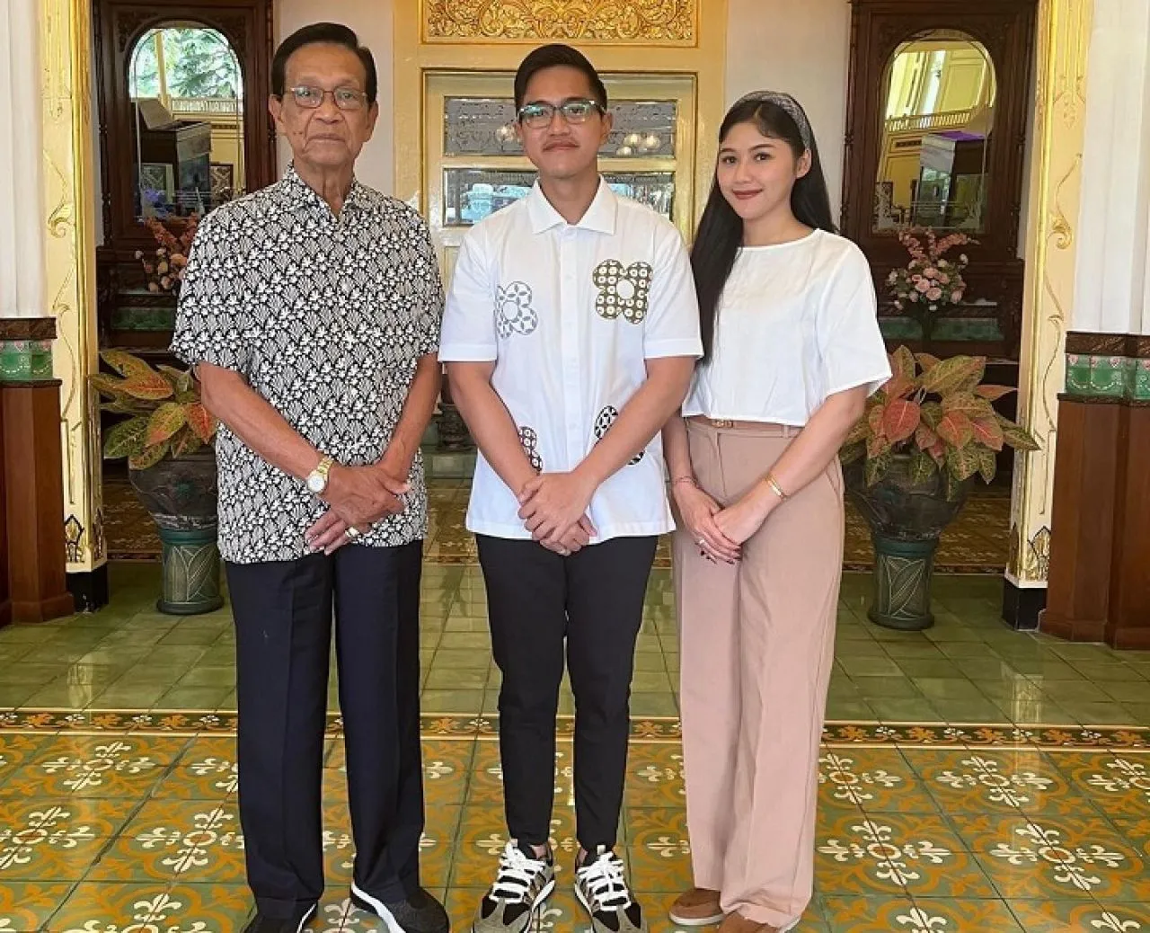 Sultan HB X, Foto dengan Posisi Tiga Jari