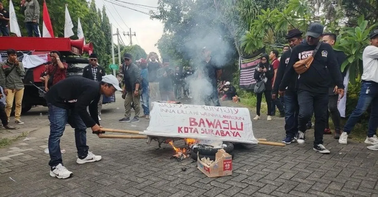 Kantor Bawaslu Surabaya Didemo
