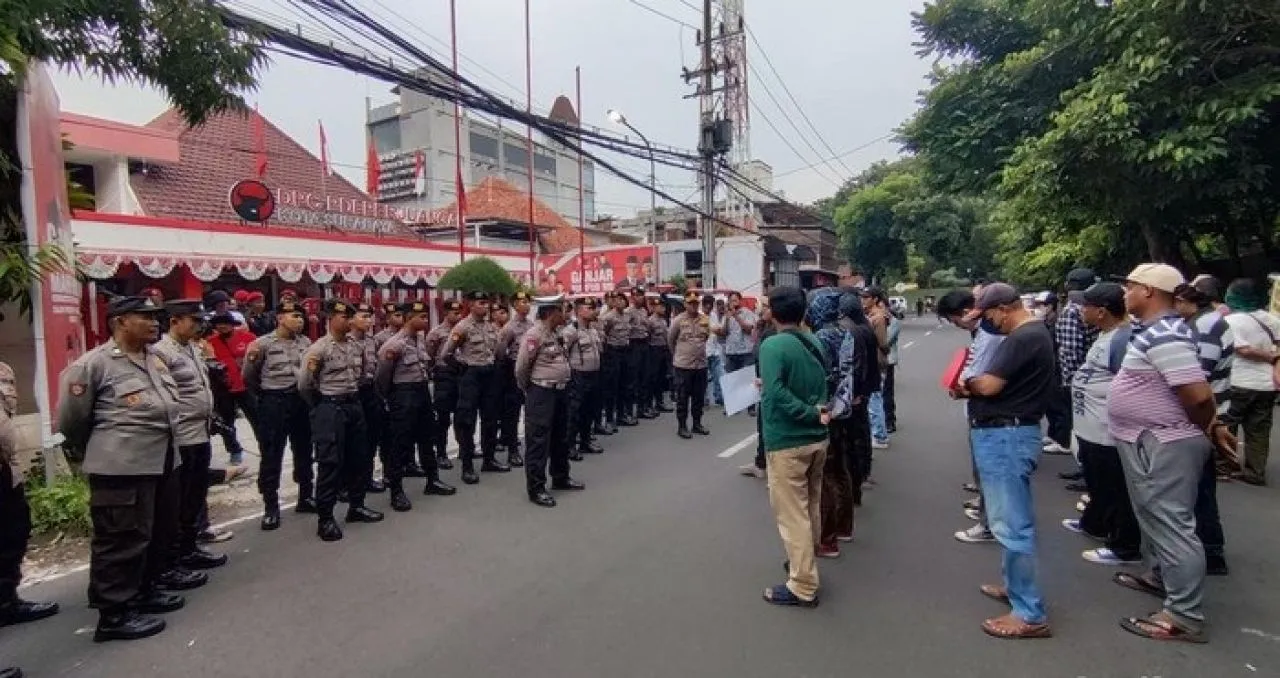 Kantor PDIP Surabaya Didemo