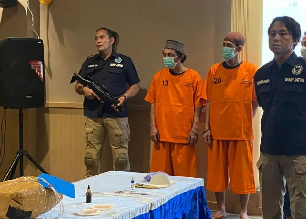 BNNP Jatim Tangkap 2 Kurir Ganja 1,8 Kg