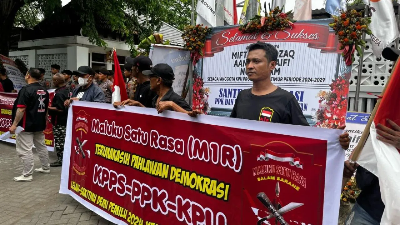 Ormas M1R Gelar Aksi Damai Depan KPU Jatim