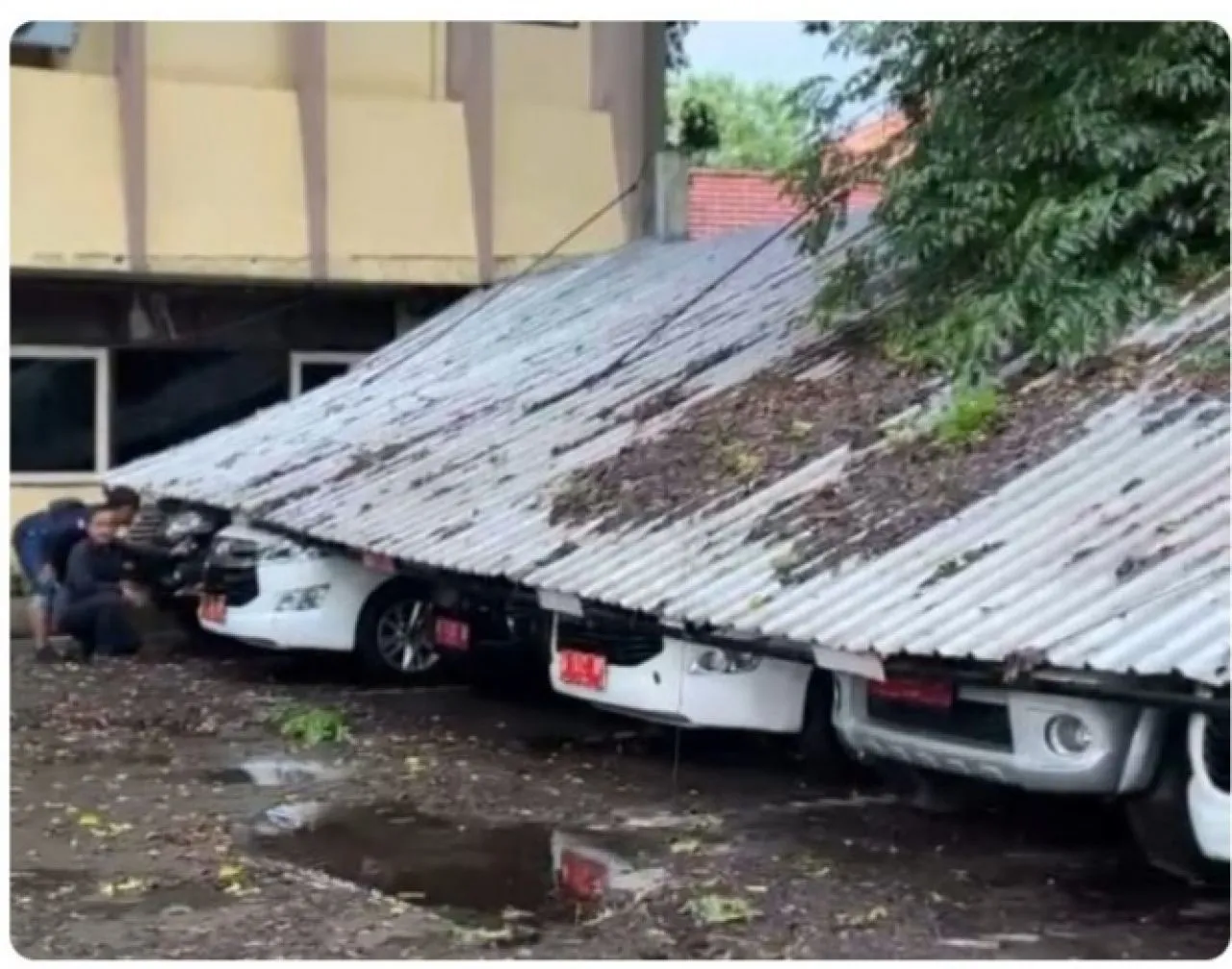 Kanopi Ambruk Timpa 7 Mobil Dinas Pemkab Sidoarjo