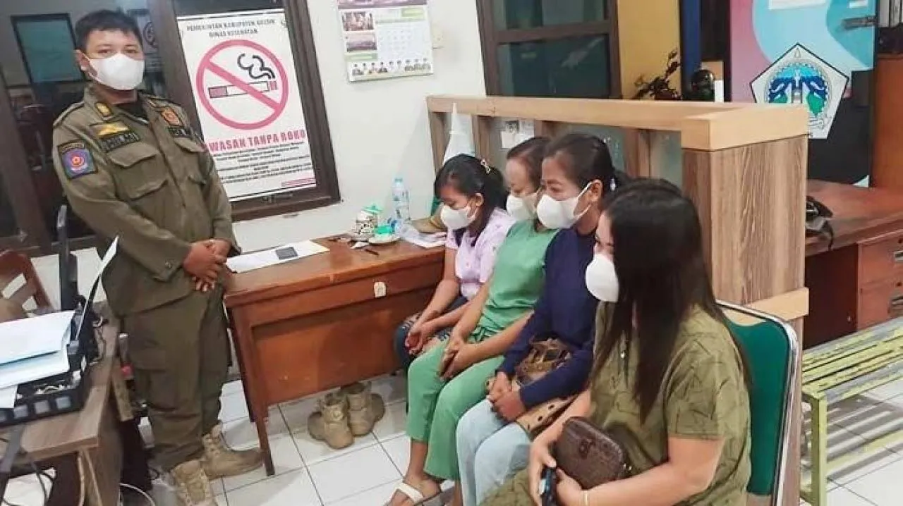 Satpol PP Gresik Amankan 4 PSK di Warkop
