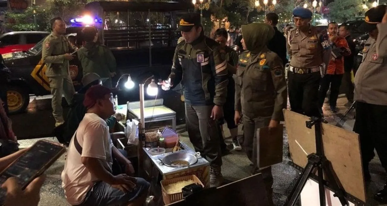 Puluhan PKL di Kawasan Koridor Kayutangan Malang Ditertibkan