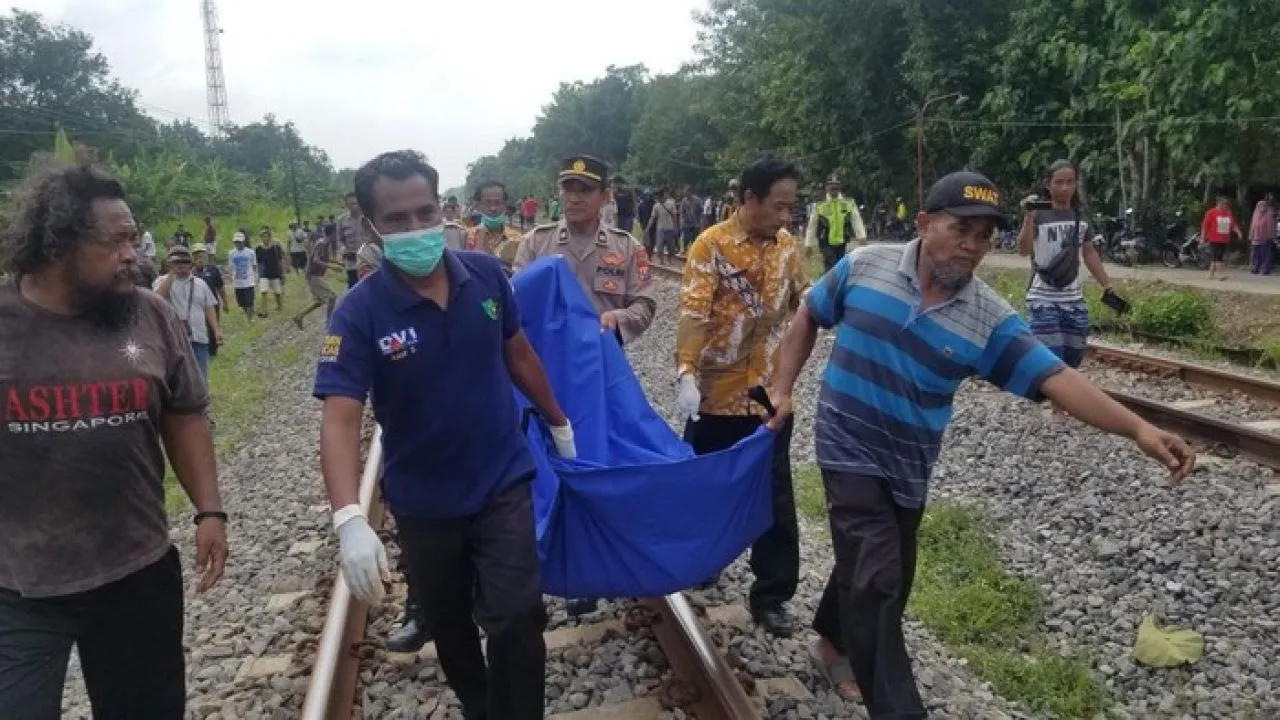 Pedagang Sayur Tewas Tertabrak KA di Ngawi