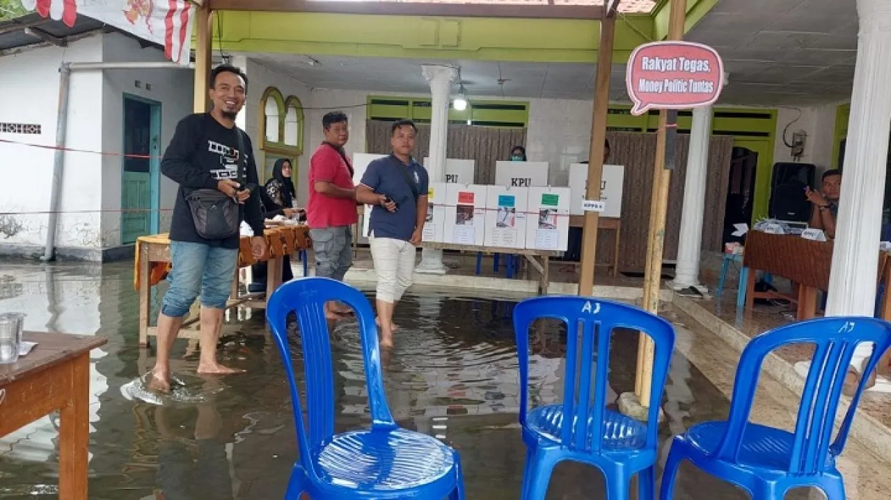 TPS Kebanjiran, Antusiasme Warga untuk Nyoblos Masih Tinggi