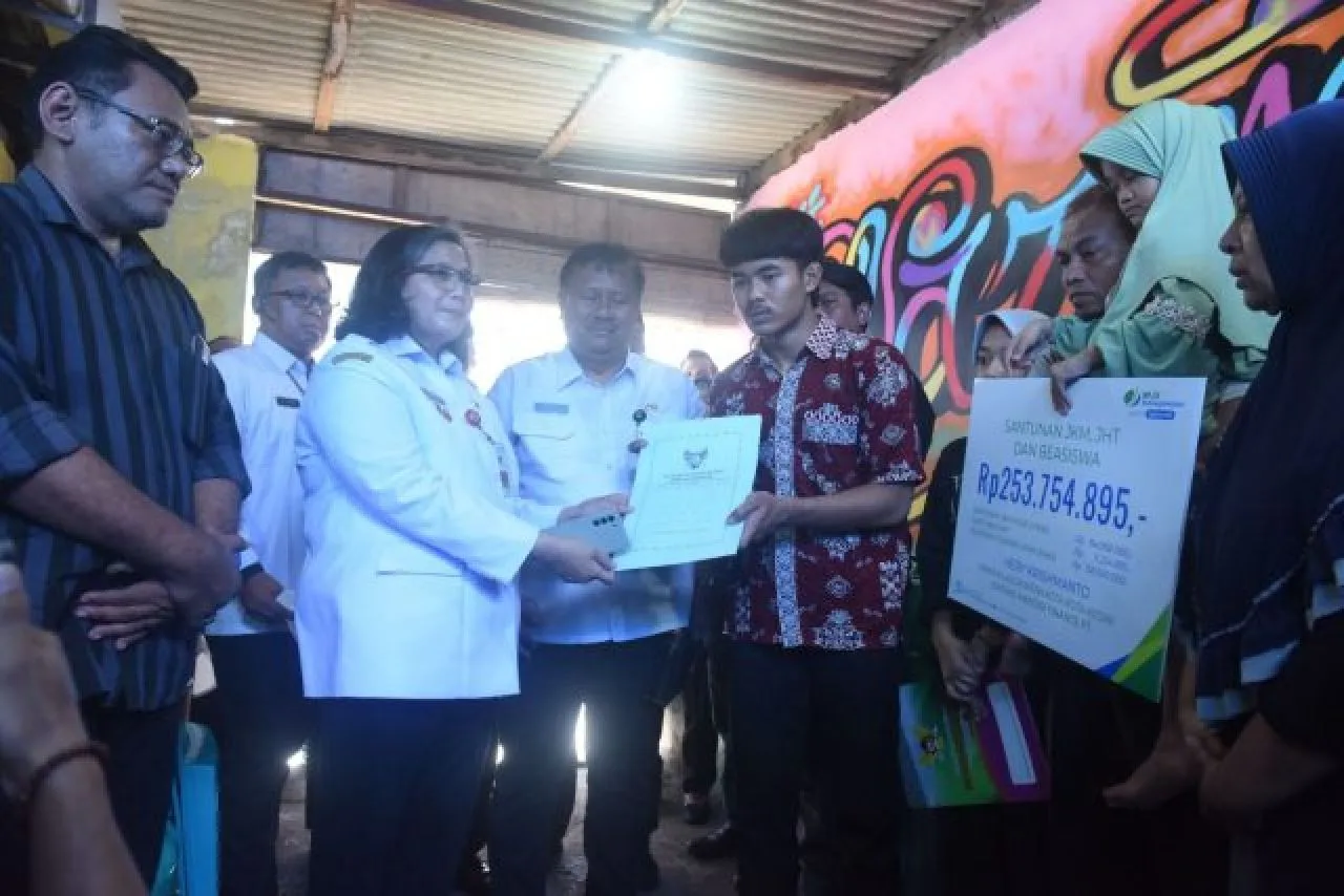 Pj Wali Kota Kediri Beri Santunan untuk Keluarga