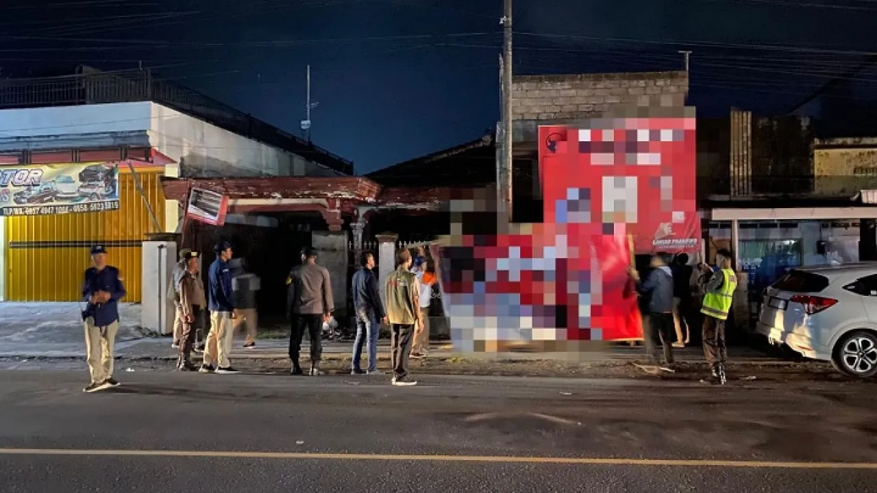 Masuki Masa Tenang Pemilu 2024, Petugas Gabungan Sapu Bersih APK di Wilayah Blitar Raya