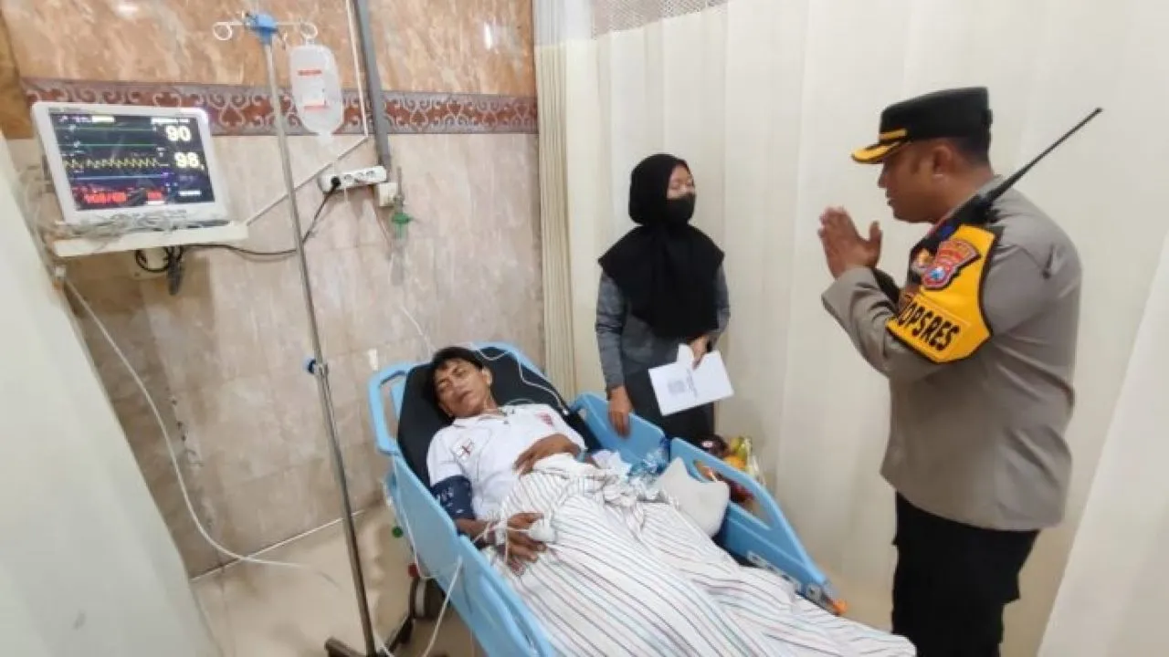 Kelelahan Jaga TPS, Anggota Linmas di Pasuruan Dirawat