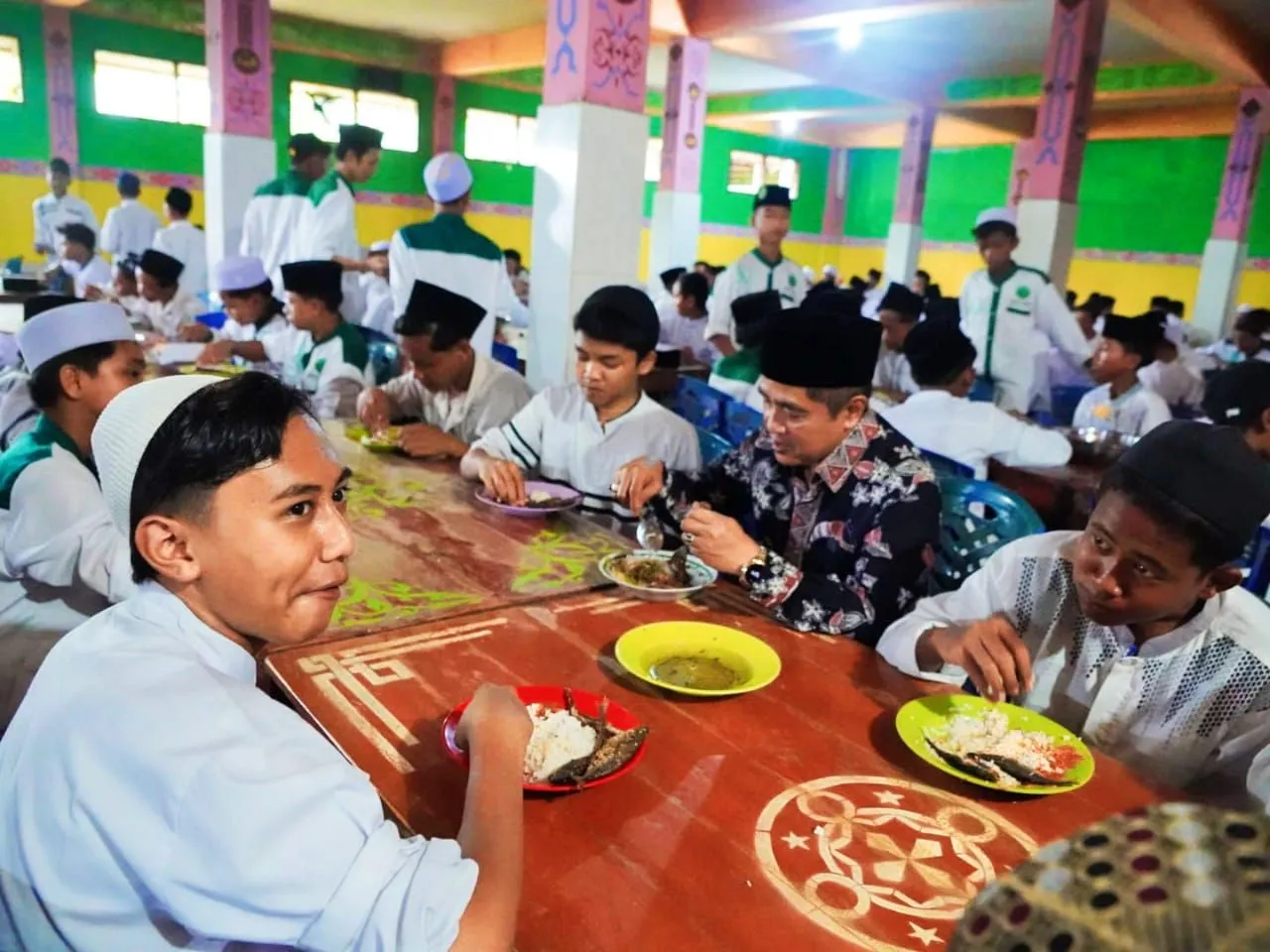 Cegah Stunting, KKP Ajak Makan Ikan Bersama Ribuan Santri Sunan Drajat