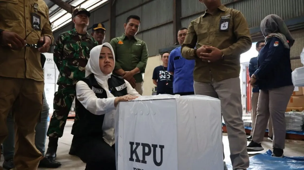 Bupati Ikfina Pantai Pemberangkatan Distribusi Logistik Pemilu 2024