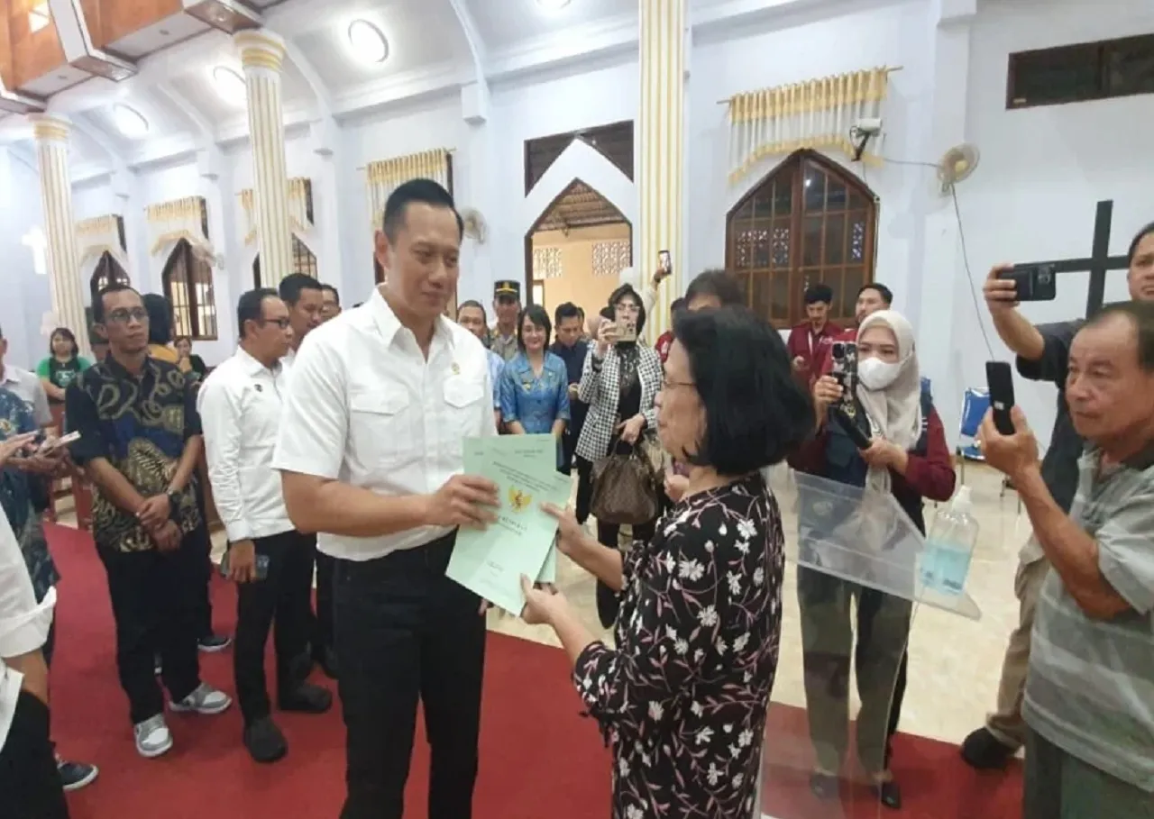 Baru Sehari Menjabat, AHY Tancap Gas Bagi-bagi Sertifikat Rumah Ibadah