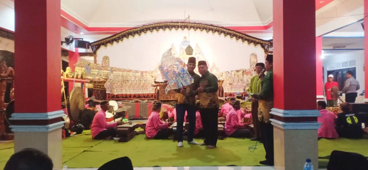 Pemdes Balongdowo Giat Ruwat Desa dengan Pagelaran Seni Daerah Wayang Kulit