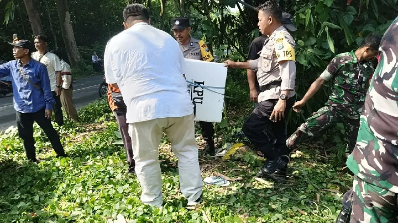 Kirim Logistik Kotak Suara Pemilu 2024, Mobil Pikap Terperosok ke Dalam Jurang