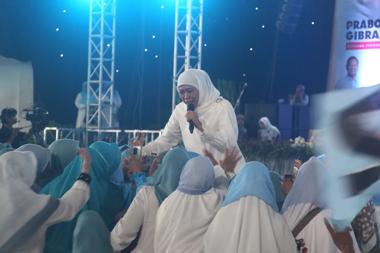 Khofifah Ajak Ibu-Ibu Waspada Serangan Fajar saat Doa Bersama Ulama