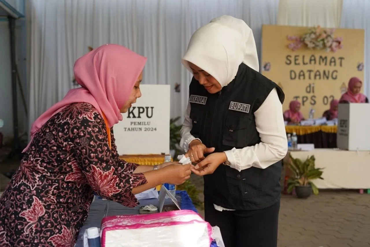 Pemilu 2024, Bupati Ikfina Nyoblos di TPS 02 Desa Tampungrejo