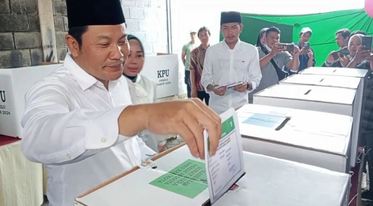 Wabup Subandi Beserta Keluarga Nyoblos di TPS 04 Desa Pabean Sedati