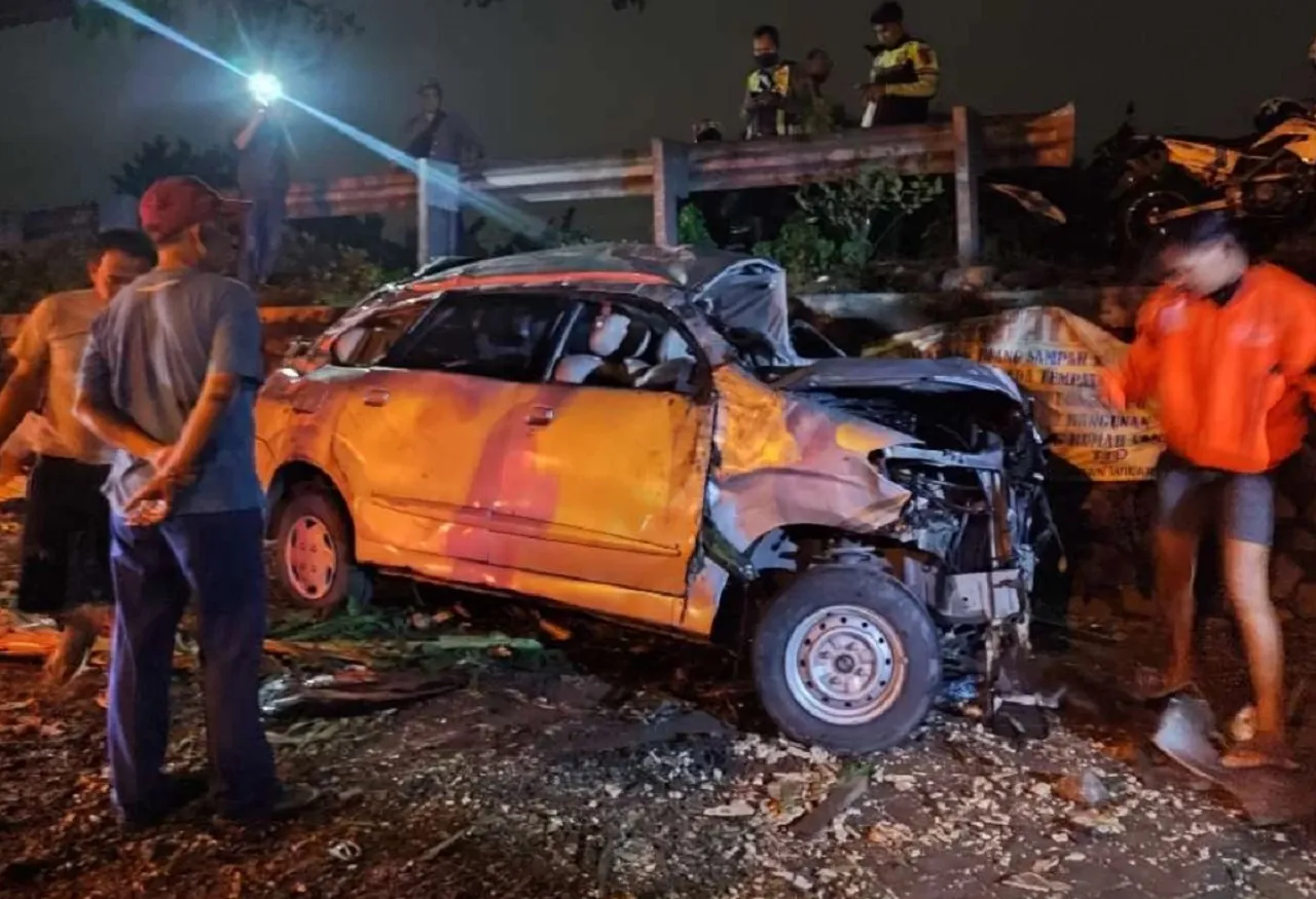 Tersenggol Truk, Mobil Xenia Ringsek Terjun Bebas ke Area Persawahan By Pass Mojokerto