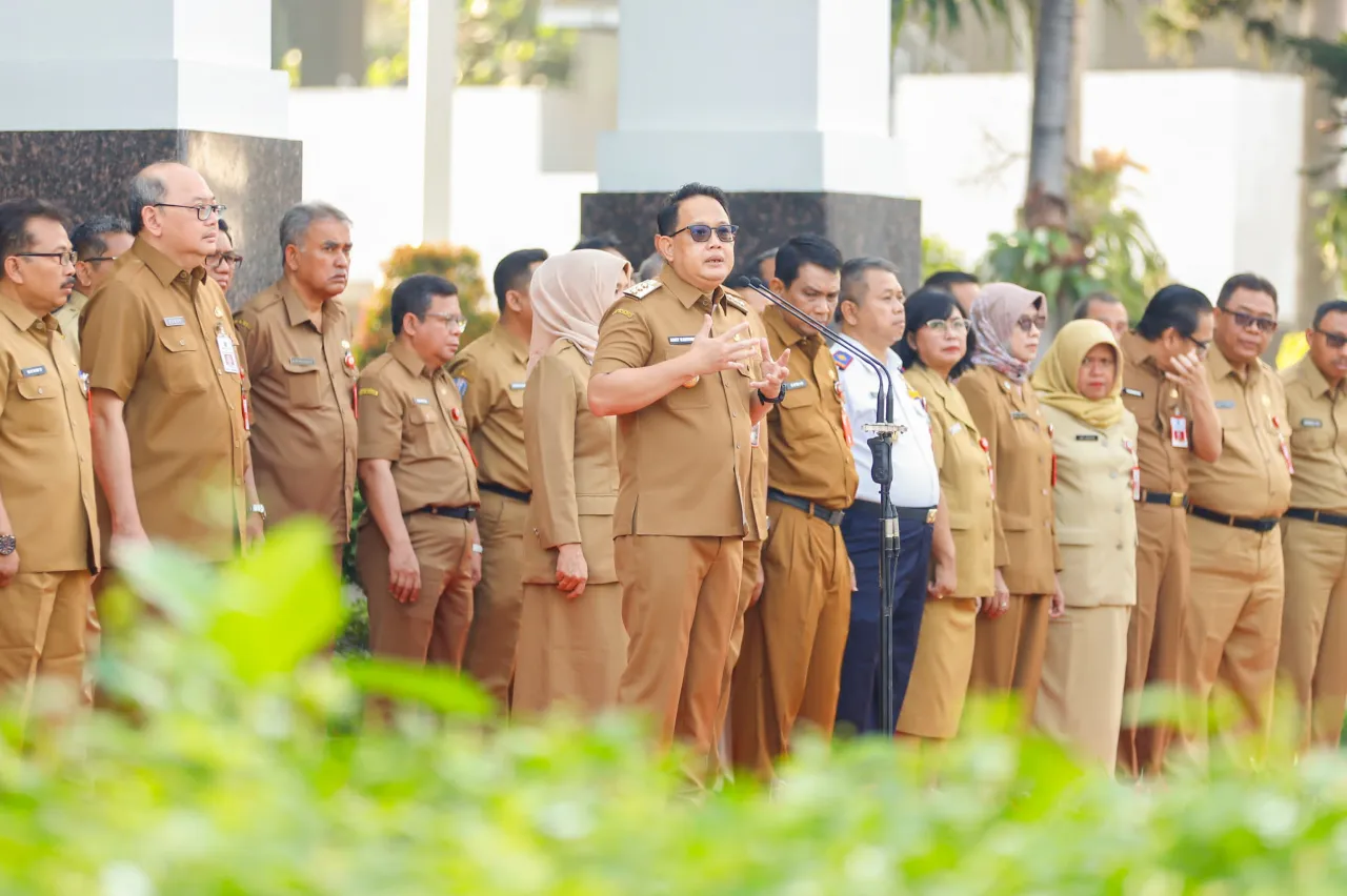 Perdana Pimpin Apel, Pj Gubernur Jatim Adhy Karyono Genjot Semangat ASN