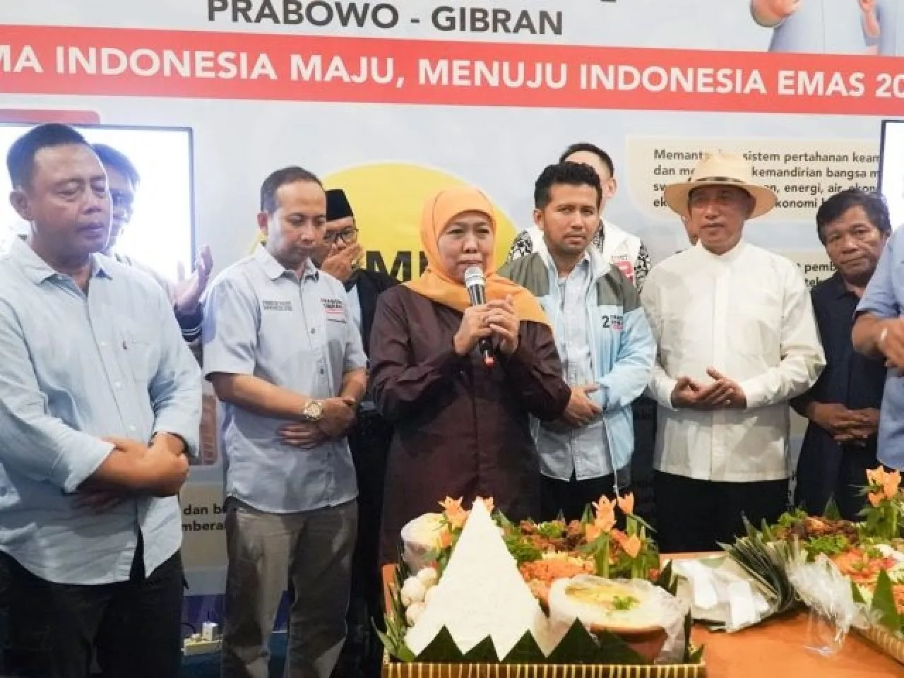 Khofifah Potong Tumpeng, Ratusan Relawan Cukur Gundul