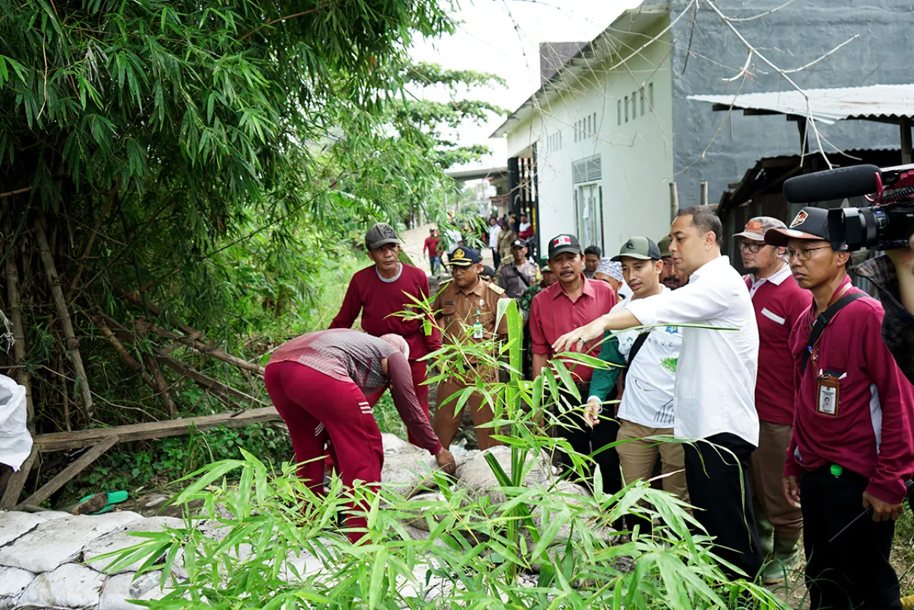 Puluhan Satgas DSDABM Surabaya Dikerahkan Bangun Tanggul di Pakal Madya dan Tengger Raya