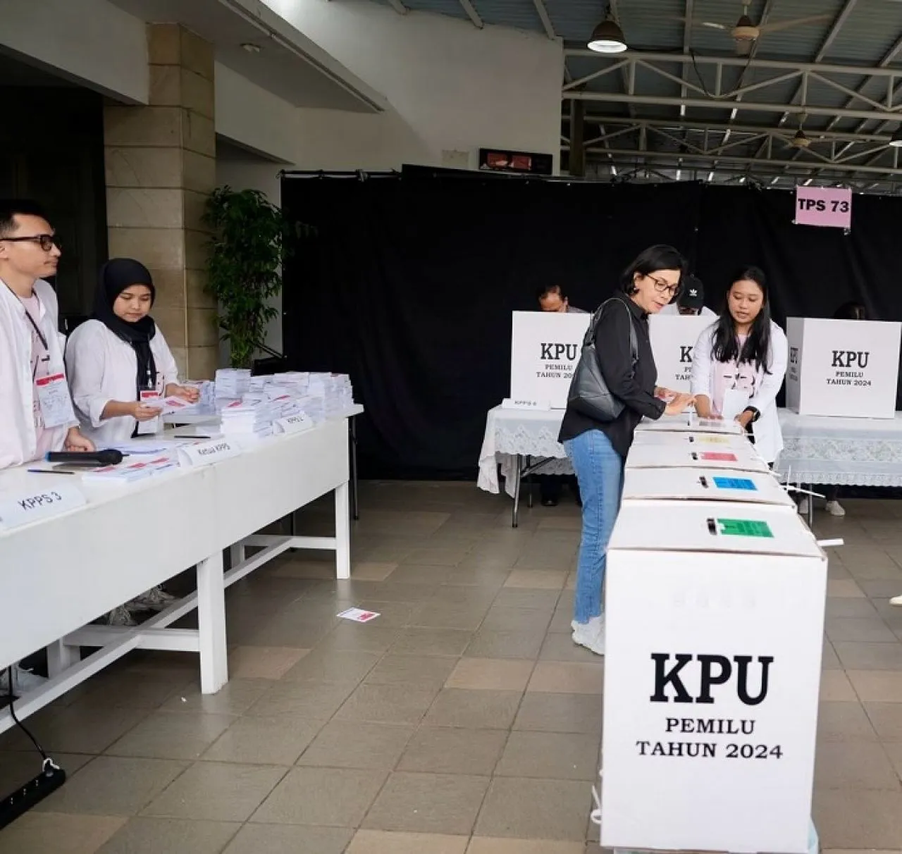 3 Menteri Teknokrat, Nyoblos Berbaju Hitam