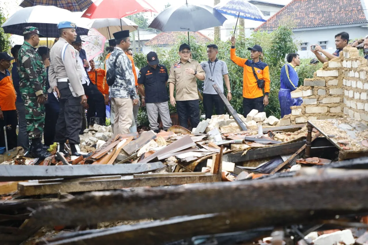 Pj Gubernur Adhy Tinjau Korban Angin Kencang Pamekasan