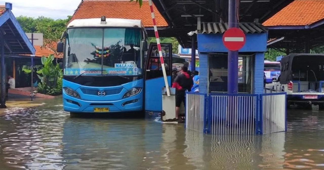 Hujan Lebat, Drainase Buruk, Terminal Bungurasih "Tenggelam"