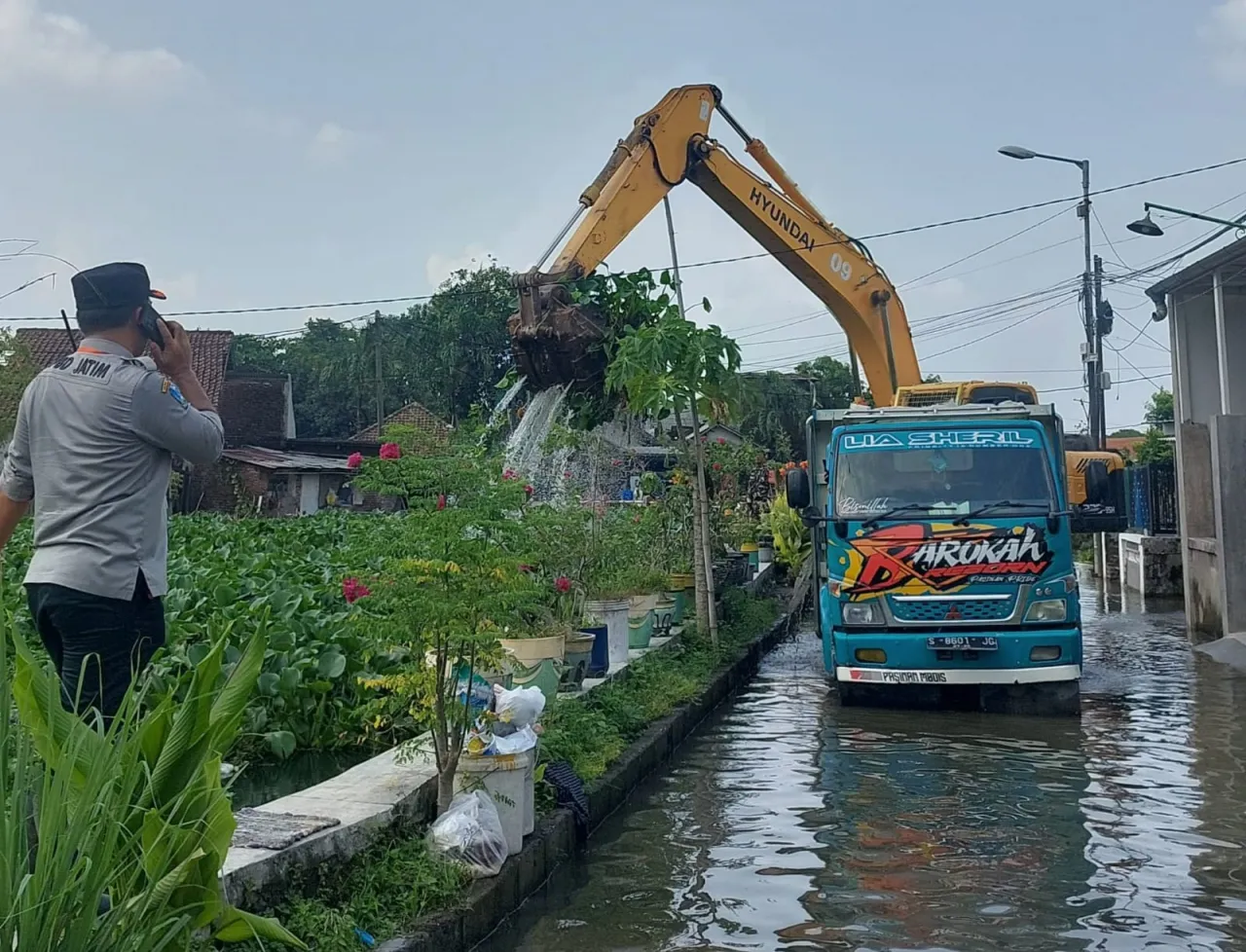 Tangani Banjir di Trosobo, BPBD Jatim Datangkan Alat Berat