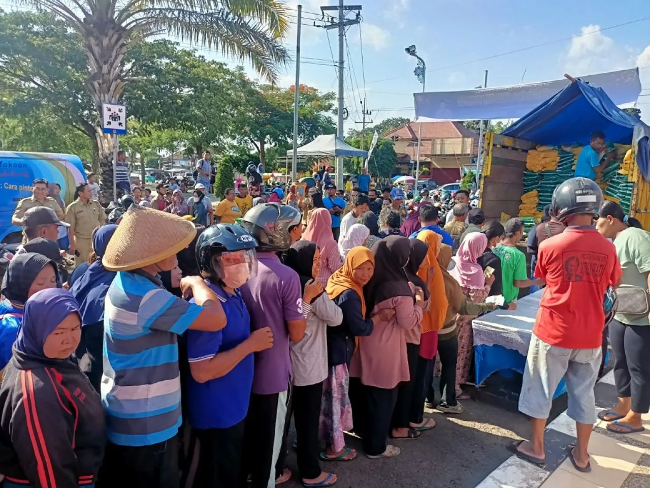 Ratusan Warga Rela Antre untuk Beli Beras Murah